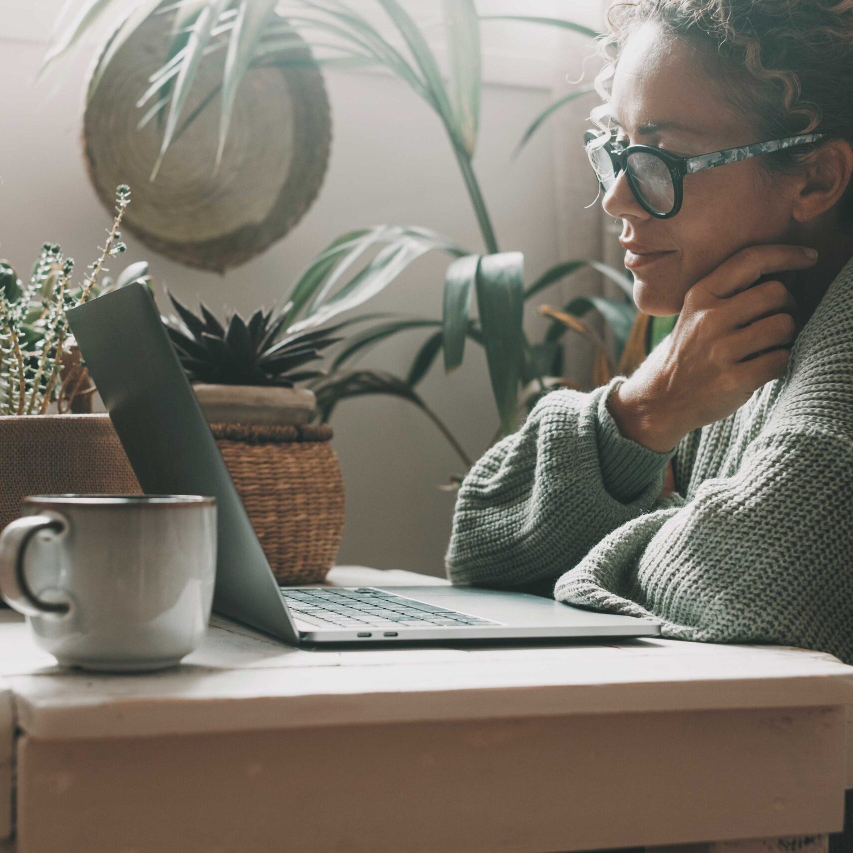 Adult-woman-writing-laptop-greentop-indoor-plant_optim Adult-woman-writing-laptop-greentop-indoor-plant_optim